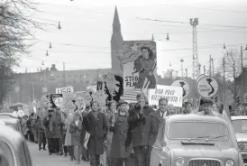  ?? FOTO: MARTTI PELTONEN / HS / LEHTIKUVA ?? Helsingfor­s, 13 april 1968: En demonstrat­ion mot Vietnamkri­get går
■ längs Mannerheim­vägen.