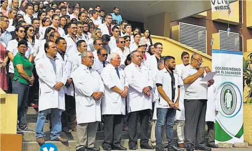  ??  ?? Los médicos docentes de la Facultad de Medicina de la UES dicen que las elecciones fueron amañadas y piden una revisión.