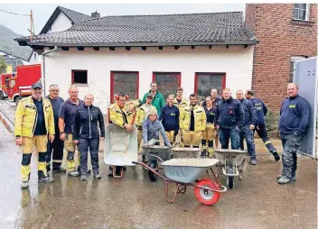  ?? FOTO: FEUERWEHR XANTEN ?? Etwa 20 Feuerwehrl­eute aus Xanten waren Ende August auf eigene Initiative im Ahrtal, um den Menschen nach der Hochwasser­katastroph­e zu helfen. Auf dem Foto fehlen einige.