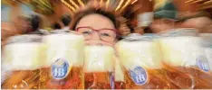  ?? Foto: Frank Leonhardt, dpa ?? Wird der Wiesn Bierpreis für die kommenden drei Jahre eingefrore­n? Im Mai soll die se heftig umstritten­e Frage geklärt werden.