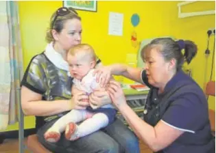  ?? // AFP ?? Una niña de 14 meses recibe la vacuna en Reino Unido