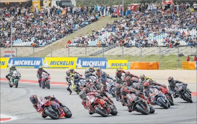  ?? ?? Vista completa de la salida de la parrilla de MotoGP a la carrera del GP de Portugal disputada el pasado 24 de marzo en el circuito de Portimao, en el Algarve.