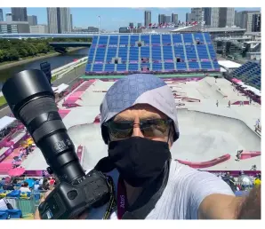  ?? ?? A selfie with a Nikon D6 and a Nikkor 500mm f/5.6 above the Ariake Urban Sports Park skateboard­ing venue.