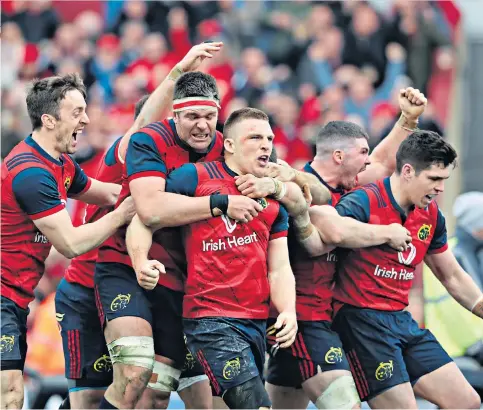  ??  ?? Dramatic finale: Andrew Conway and his Munster team-mates after his winning try