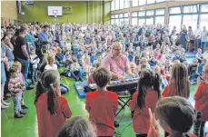  ?? FOTO: WALTER SCHMID ?? Die Erstklässl­er wurden in der Siloahturn­halle begrüßt.