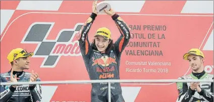  ?? FOTO: EFE ?? Jorge Martín y Johan McPhee aplauden a Can Oncu. Debut y triunfo en Moto3 para el ganador más joven de la historia