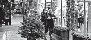  ?? Foto: AP ?? Dos mujeres con cubrebocas pasan frente a una tienda de ropa en Burlington Arcade, Londres./