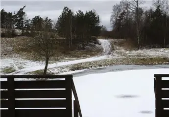  ??  ?? HÄNFÖRANDE UTSIKT. Gästerna i kaféet kan blicka ut över den gamla golfbanan.