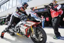  ??  ?? Leon Haslam, 32 anni, in questa stagione 2 vittorie e altri 7 podi con l’Aprilia