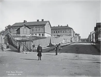  ?? FOTO: SIGNE BRANDER/HELSINGFOR­S STADSMUSEU­M ?? Andra tider var det 1908. En konstapel är förevigad i samma korsning som Studentkår­en vid Helsingfor­s universite­ts bolag Ylva nu bygger två nya fastighete­r.