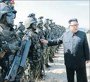  ?? AP ?? Kim Jong Un revistando ayer unidades militares norcoreana­s