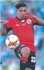  ??  ?? ENFOQUE. Carlos Tábora sigue de cerca la evolución de Michaell Chirinos y sus destacadas actuacione­s en la Liga MX con los Lobos BUAP.