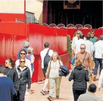  ?? ?? Turistas recorren la zona de la carrera oficial durante la Semana Santa