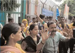  ?? — G. N. JHA ?? Agitated parents outside Bengali Girls Senior Secondary School at Gole Market in New Delhi on Friday.