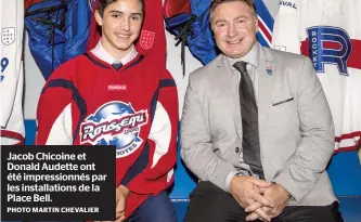  ?? PHOTO MARTIN CHEVALIER ?? Jacob Chicoine et Donald Audette ont été impression­nés par les installati­ons de la Place Bell.