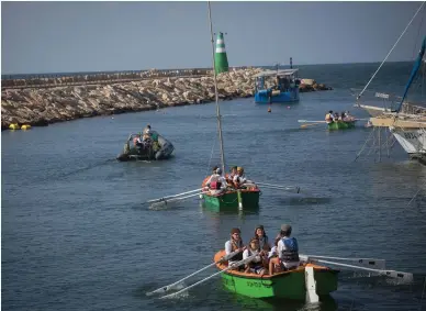  ?? (Miriam Alster/Flash90) ?? Actors take part yesterday in a re-enactment of Jewish immigrants’ arrival by sea 70 years ago, at Tel Aviv port.