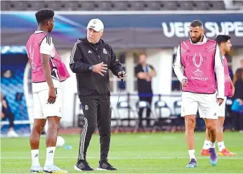  ?? ?? Ancelotti conversa com Tchouameni sob o olhar atento de Benzema