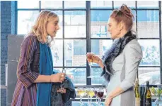  ?? FOTO: MFA ?? Man entkommt sich nicht in der intellektu­ellen Schickeria New Yorks: Maggie (Greta Gerwig, links) trifft auf Georgette (Julianne Moore), die Ex ihres neuen Liebhabers.