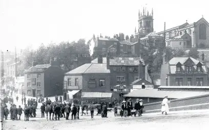  ??  ?? Travellers head up the ramp to Macclesfie­ld train station in the early 20th century