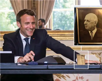  ??  ?? Icône.
Élysée, 21 avril 2020. Sous le regard du président se tient en permanence un petit portrait de Charles de Gaulle (en haut, en médaillon), offert par Jacques Chirac, qui le tenait lui-même de Georges Pompidou.