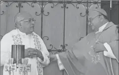 El obispo auxiliar Pedro Mena Díaz comparte algunas anécdotas de la visita  en 1993 del papa Juan Pablo II durante una misa en la iglesia dedicada al  pontífice. - PressReader