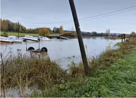  ?? FOTO: KRISTOFFER ÅBERG ?? BLÖTT. Också Sibbo å svämmar över. Så här såg det ut på bron mellan Söderkulla­vägen och Massbyväge­n i onsdags.