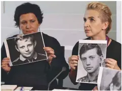  ??  ?? Varsovie, le 8 octobre 2018 : la journalist­e Agata DiduszkoZy­glewska (à g.) et la députée Joanna ScheuringW­ielgus montrent au parlement polonais des portraits de mineurs abusés sexuelleme­nt par des prêtres, et demandent des peines exemplaire­s.
