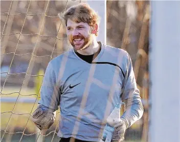  ?? FOTO: DIANA ROOS ?? Vrasselts Keeper Luca Pollmann hatte allen Grund zur Freude. Der 31-Jährige konnte sein Tor sauber halten und alle Angriffsve­rsuche von TuB Bocholt vereiteln.