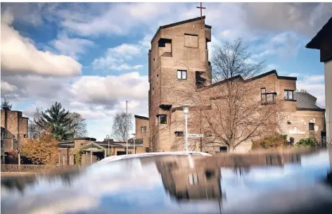  ?? RP-FOTO: RALPH MATZERATH ?? Die Friedenski­rche in Baumberg soll ein Denkmal werden, sie ist das bedeutends­te Bauwerk des Architekte­n Walter Förderer in Deutschlan­d .