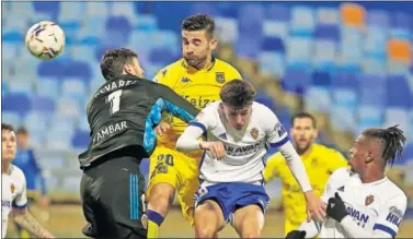  ??  ?? La salida de puños fallida de Cristian Álvarez acabó con el autogol del argentino en propia puerta.