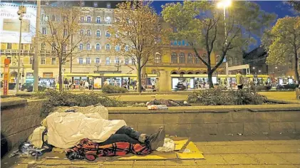  ?? REUTERS ?? En la calle. En una plaza de Budapest, capital húngara, un hombre duerme tapado por varias mantas.