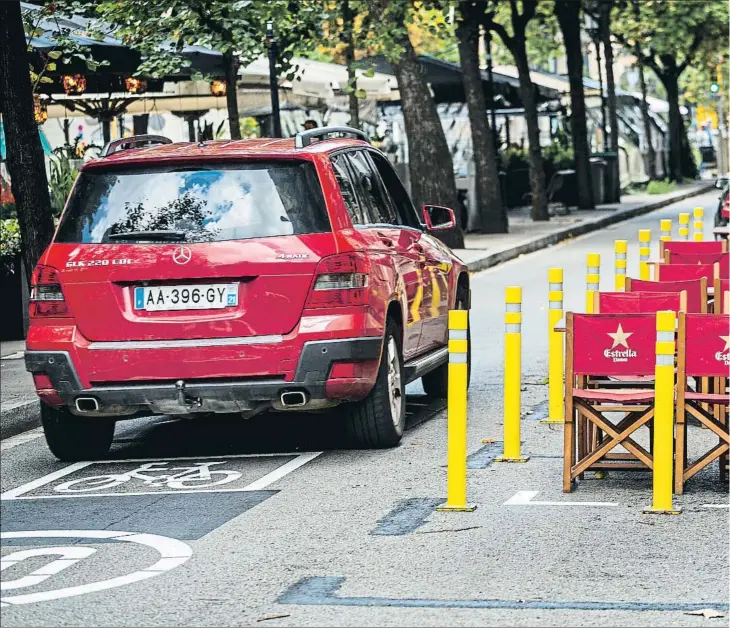  ??  ?? en la Rambla Catalunya tiene menos éxito que la central
Feísmo. Terraza de la avenida Pi i Margall, abajo, delimitada por objetos de estética dudosa. alejados del esmero del urbanismo de otras épocas