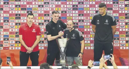  ?? Foto: EFE ?? Sloukas, Bartzokas, Mateo y Tavares, custodiand­o el trofeo, en la rueda de prensa previa de ayer en el Zalgirio Arena