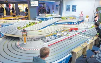  ?? FOTO: BAUCH ?? 48 Meter Streckenlä­nge, fünf Spuren, digitale Zeitnahme: Die Carrera-Bahn des Vereins Universal Slot Studio steckt voller Superlativ­e.