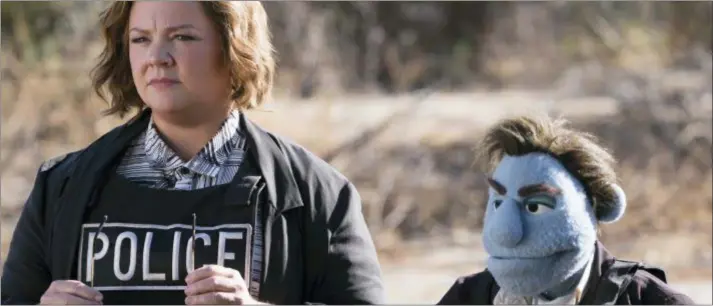  ?? STX ENTERTAINM­ENT ?? Melissa McCarthy and puppet PI Phil Phillips, portrayed by puppet performer Bill Barretta, appear in a scene from “The Happytime Murders.”