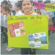  ??  ?? PANCARTAS. Los niños portaron mensajes de prevención.