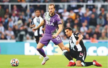  ?? Reuters ?? Tottenham Hotspur’s Harry Kane tries to go past Newcastle United’s Isaac Hayden during their Premier League match at St James’ Park in Newcastle yesterday.