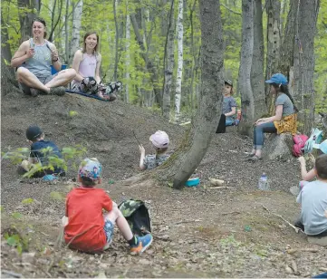  ?? PHOTO JEAN-FRANÇOIS DESGAGNÉS ?? Mme Anne et Mme Marie-ève enseignent à leurs élèves en forêt. Même en pleine nature, les élèves doivent respecter les mesures de distanciat­ion sociale.