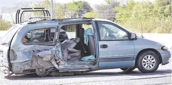  ??  ?? La camioneta quedó destrozada de la parte derecha.