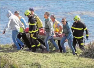  ??  ?? Momento del traslado de uno de los cuerpos en enero del año pasadoEFE