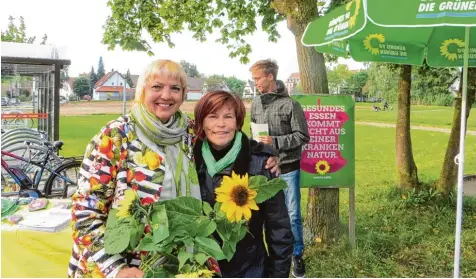  ?? Fotos: Michael Ermark ?? Mit Sonnenblum­en ausgestatt­et machte sich Bundestags­vizepräsid­entin Claudia Roth mit Stadträtin Doris Lurz (rechts) auf dem Königsbrun­ner Marktplatz bereit zur letzten Etappe im Wahlkampf.