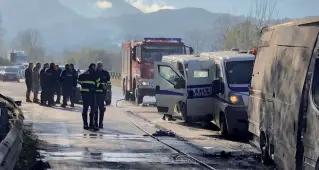  ??  ?? In autostrada La rapina di Meneghetti risale al ‘92 (nella foto, d’archivio, i soccorsi sul luogo di un assalto)