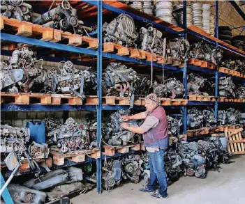  ??  ?? Hier lagern sie die Austauschm­otoren, die der ein oder anderen vielleicht noch gut gebrauchen kann. Pro Jahr schlachtet Horst Schneider mit seinem Team etwa 500 Fahrzeuge aus.