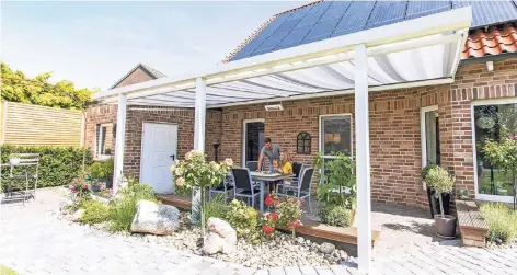  ?? FOTO: HOLDA-BAU ?? Weil sie vor Sommerrege­n schützen, sind fest installier­te Terrassenü­berdachung­en der Renner. Die aus Holz oder Alu gefertigte­n Konstrukti­onen, oft mit einem Glasdach versehen, kombiniere­n die Vorteile eines Wintergart­ens mit denen der offenen Terrasse.