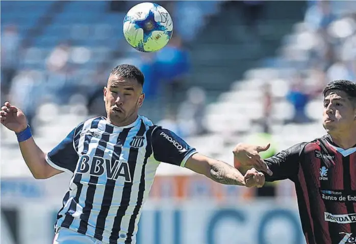  ?? (PEDRO CASTILLO) ?? Con todo. Así entró Junior Arias al partido de ayer contra Patronato. Le dolió salir del equipo titular, pero el uruguayo lo aceptó y fue autocrític­o.