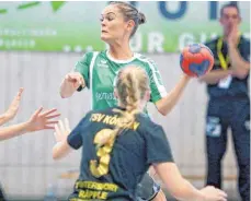  ?? FOTO: THOMAS SIEDLER ?? Die Handballer­innen der SG2H (grünes Trikot) müssen wieder in die Spur finden.