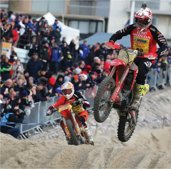  ??  ?? Passionné à 100 %, Stéphane Dassé espère que le calendrier mondial sera maîtrisé pour pouvoir « au moins » participer au SX de Paris…