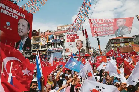  ?? Foto: Reuters ?? Turecko především! Prezident Erdogan se v předvolebn­í kampani představov­al jako důsledný obhájce tureckých národních zájmů a hrál na nacionalis­tickou strunu. Na mítincích (ten na snímku je z Istanbulu) ostře vystupoval proti všem domnělým tureckým...