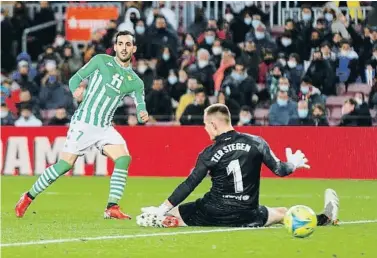  ?? ALEJANDRO GARCIA EFE ?? Juanmi evita la sortida de Ter Stegen per marcar el gol del triomf bètic