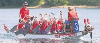  ?? RP-FOTO/ARCHIV: ACHIM BLAZY ?? Beim Familienta­g des Festivals gab es erneut ein Drachenboo­trennen auf dem Grünen See. Im Bild: das Team des Bonhoeffer-Gymnasiums.